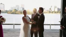 blumenmaedchen spielt fangen auf