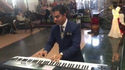 Bräutigam spielt selbst Musik auf der Hochzeit braeutigam spielt selbst musik a