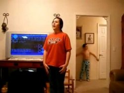 Bruder verarscht seine tanzende Schwester bruder verarscht seine tanzende