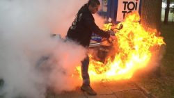 Burnout neben Dixiklos mit einem Motorrad burnout neben dixiklos mit einem