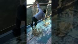 das glas zerbricht auf der aussi