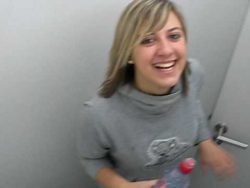 Das machen junge Damen auf der Toilette das machen junge damen auf der t