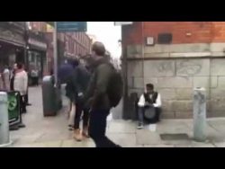 dem bongo spieler das geld klaue