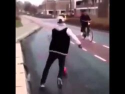 den fahrradfahrer mit dem fussba