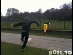 Den Fußball selbst ins Gesicht schießen den fussball selbst ins gesicht