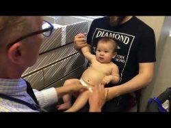 Der Kleine bemerkt die Spritze gar nicht der kleine bemerkt die spritze g