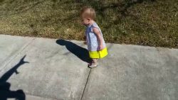 der papa rettet dem baby den tag