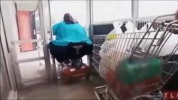 Dicke Frau bleibt in Tür stecken dicke frau bleibt in tuer stecke