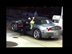 Dicke Frau steigt aus einem Sportwagen aus dicke frau steigt aus einem spor