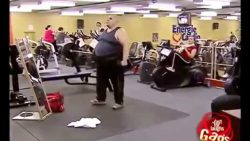 dicker mann im fitness studio
