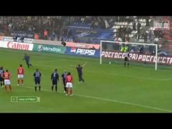 dieser knirps spielt im garten f