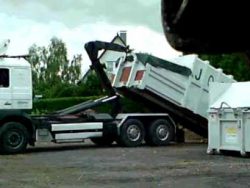 dieser lkw hat etwas zuviel gela