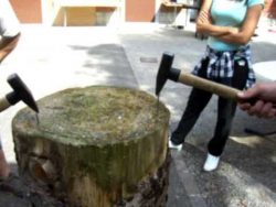 Dieser Mann kann Nageln! Schau dir diesen Profischlag an dieser mann kann nageln schau di