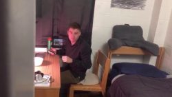 Dieser Mitbewohner ist ganz leicht zu erschrecken dieser mitbewohner ist ganz leic