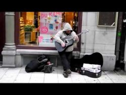 Dieser Straßenmusiker ist unglaublich dieser strassenmusiker ist ungla