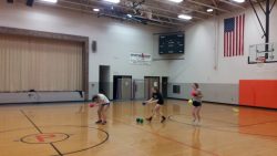 Dodgeball mit einer Softballspielerin dodgeball mit einer softballspie
