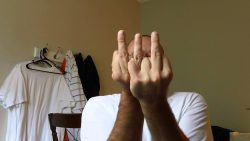 dreifacher mittelfinger zeigen