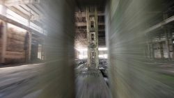 Drohnenflug durch ein verlassenes Gebäude drohnenflug durch ein verlassene