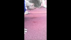 Dumme Kinder lecken den Fußboden ab dumme kinder lecken den fussbode