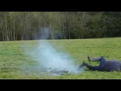 dummer junge zuendet scheisse an