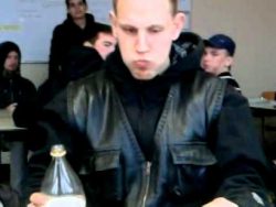 Dummer Kerl schluckt Batterien in der Schule dummer kerl schluckt batterien i