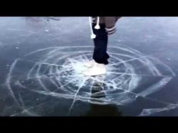 durch das eis einbrechen