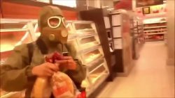 ein alien beim einkaufen im supe