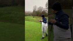 ein golfspieler locht den golfba