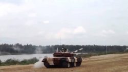 Ein Kampfpanzer überschlägt sich bei voller Fahrt ein kampfpanzer ueberschlaegt si