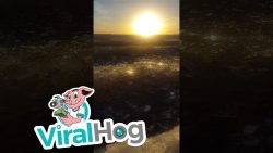 Ein Ozean aus Glas mit Sonnenschein ein ozean aus glas mit sonnensch