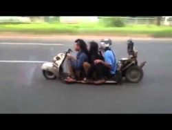 ein tiefergelegtes moped in indo