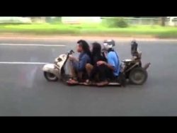 Ein tiefergelegtes Moped in Indonesien ein tiefergelegtes moped in indo