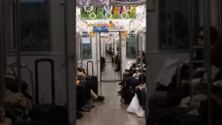 Ein Zug fährt um eine Kurve ein zug faehrt um eine kurve