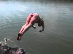 eine feministin springt ins wass