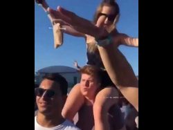 Eine Frau beim Konzert auf den Schultern tragen eine frau beim konzert auf den s