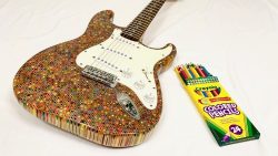 eine gitarre aus 1200 buntstifte