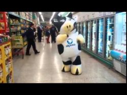 eine kuh tanzt im supermarkt