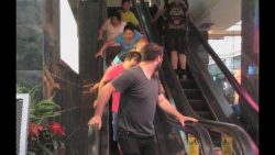 Eine Rolltreppe zum stehen bleiben bringen eine rolltreppe zum stehen bleib