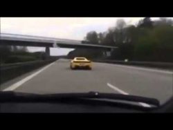 einen ferrari auf der strasse ue