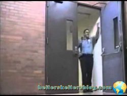 einen wachmann erschrecken bei d