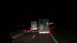 Elefantenrennen zwischen zwei LKW-Fahrern elefantenrennen zwischen zwei lk