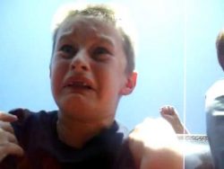 Erste fahrt in der Achterbahn eines Jungen erste fahrt in der achterbahn ei