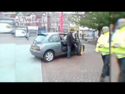 Fahrer ignoriert Parkkralle am eigenen Auto fahrer ignoriert parkkralle am e