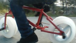 Fahrrad mit Reifen aus Eis fahrrad mit reifen aus eis