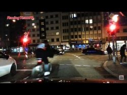 fahrradfahrer faehrt bei rot ueb