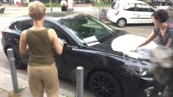 falschparkerin wird zugeparkt un