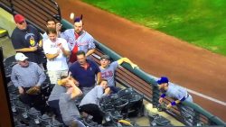 Fan bekommt Baseball gegen den Kopf fan bekommt baseball gegen den k