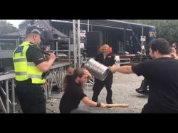 Fan mit Baseballschläger bei Slipknot Konzert fan mit baseballschlaeger bei sl
