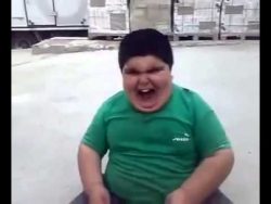 Fetter junge lacht wegen Essen fetter junge lacht wegen essen