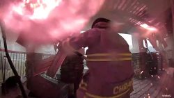 feuerwehr loescht einen hausbran